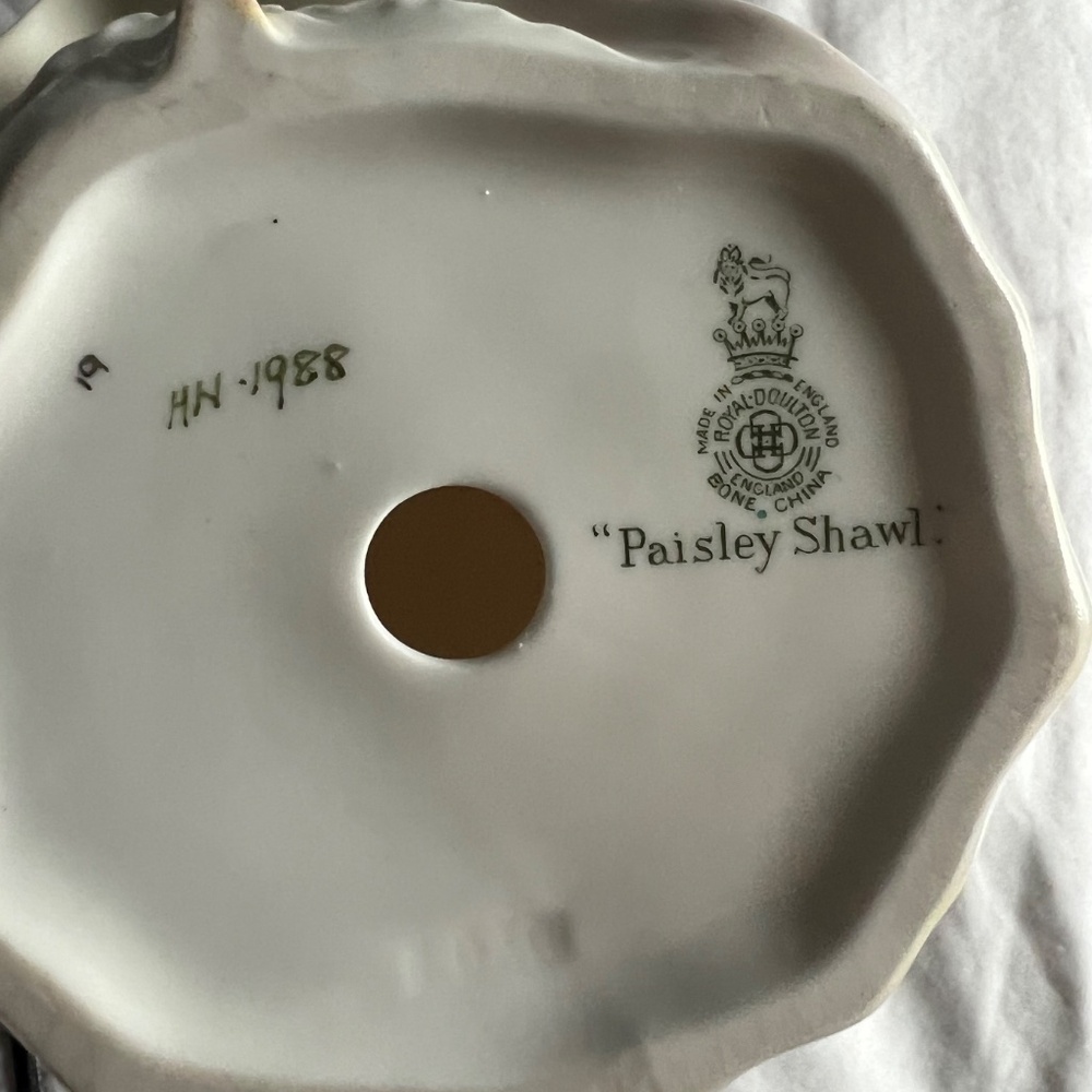 COPY - Royal Dalton Paisley Shawl Figurine - Picture 4 of 7